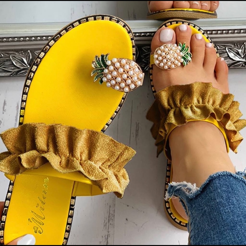 🎉HP🎉 Milan Pineapple Toe Ring Sandals